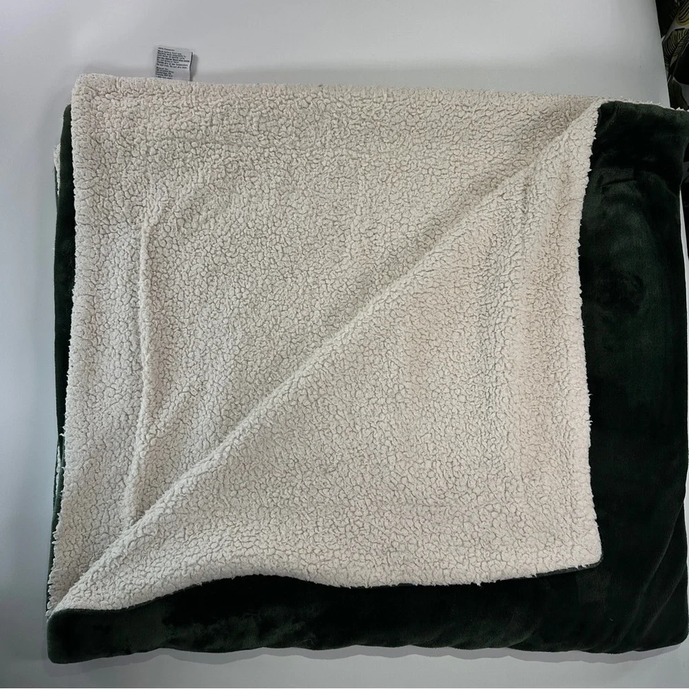Life Comfort Oversized Throw Blanket Sherpa Plush Green Cream 70x70